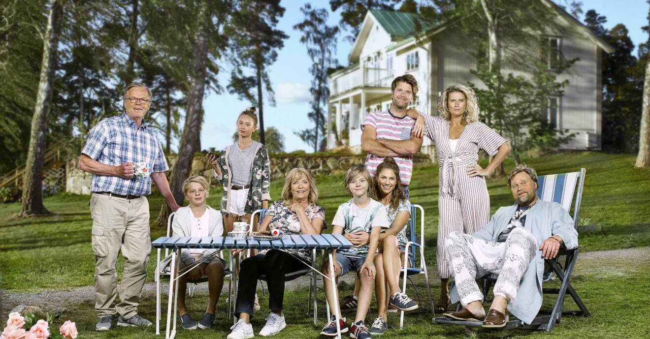 Gruppbild från inspelningen av tv-serien Sommaren med släkten.
