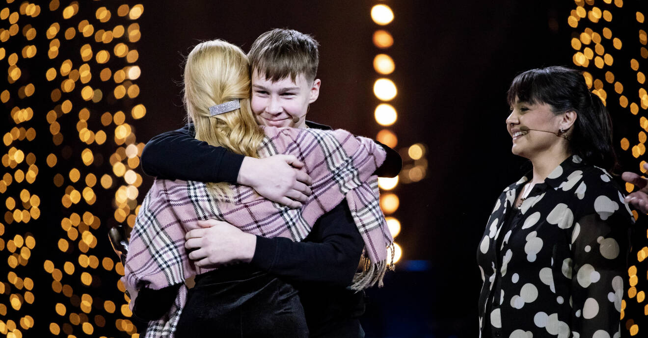 Linnea får pris som Årets Ungdomshjälte 2019 och får en kram av kompisen Max som hon räddade livet på.