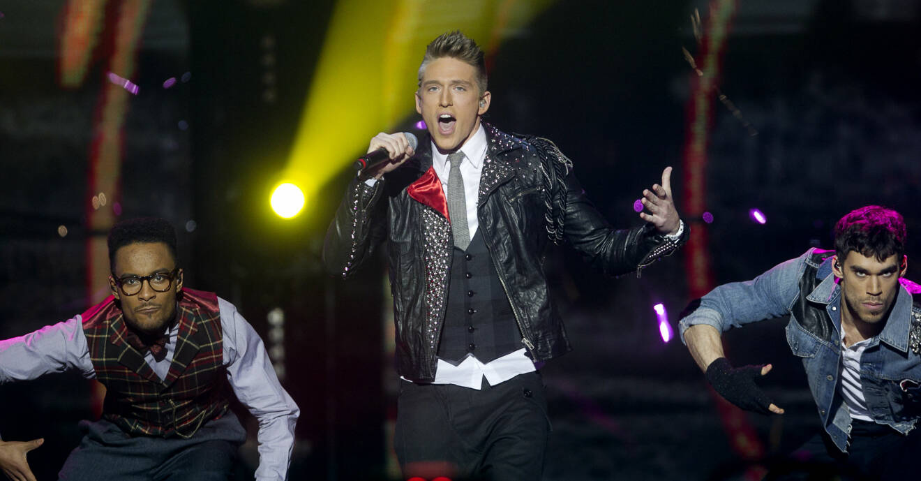 Danny Saucedo på en scen i Melodifestivalen.