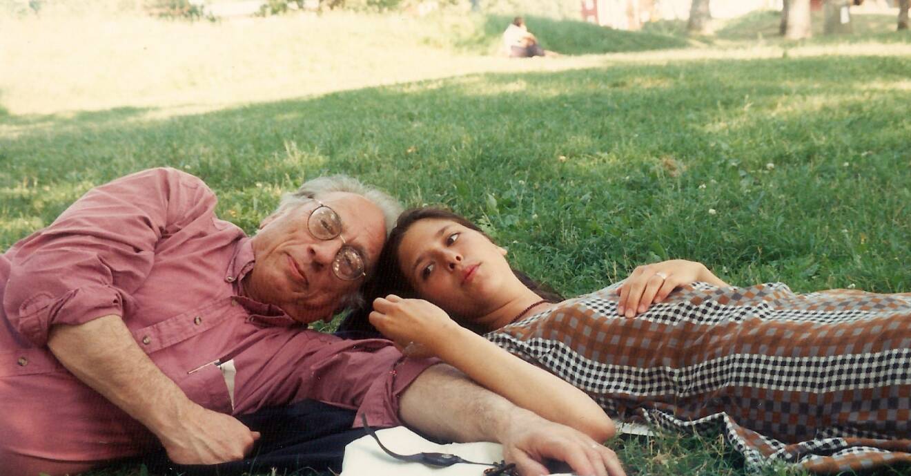 Izzy Young och hans dotter Philomène Grandin ligger i gräset i en park