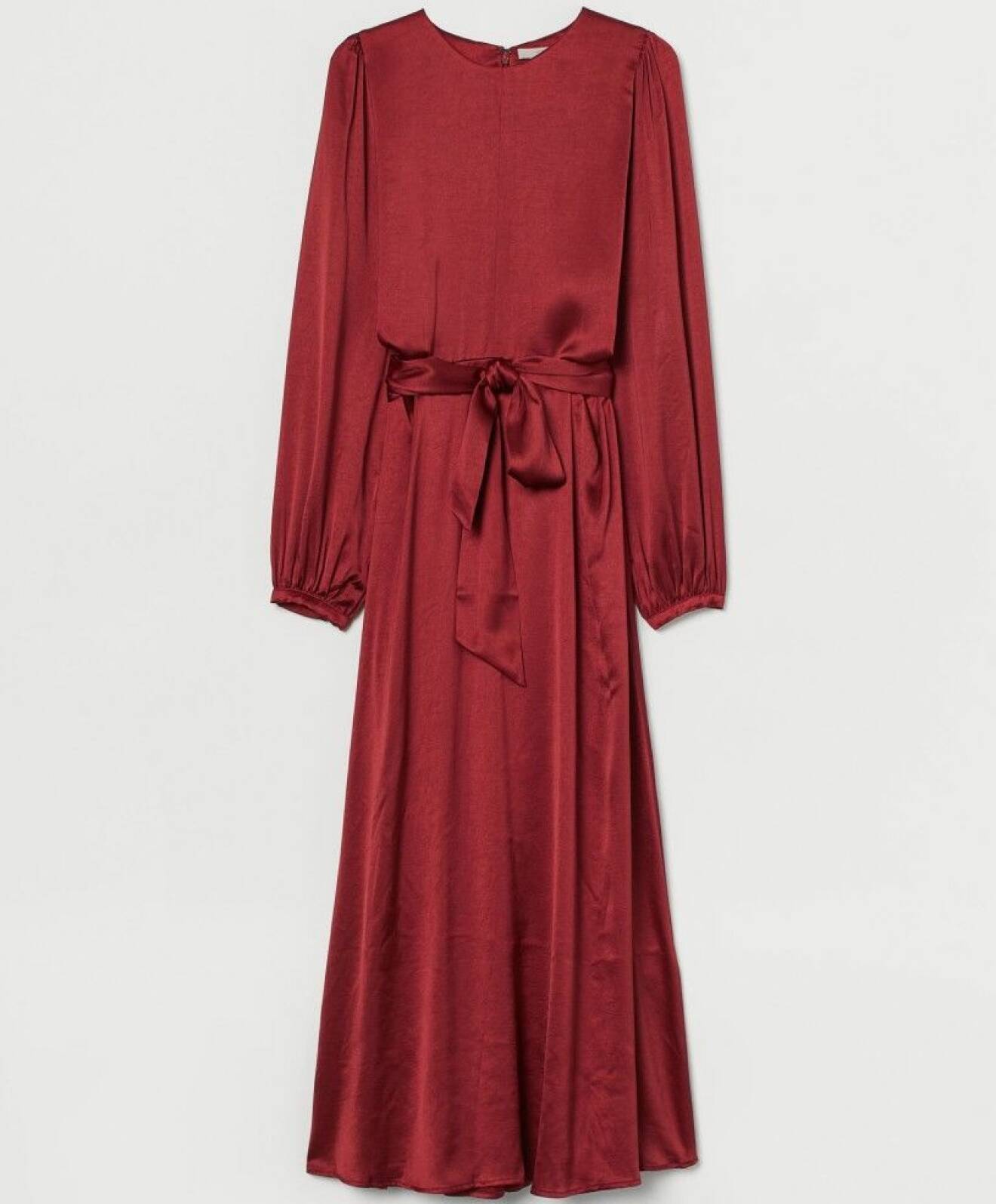 Röd lång klänning med skärp i midjan.