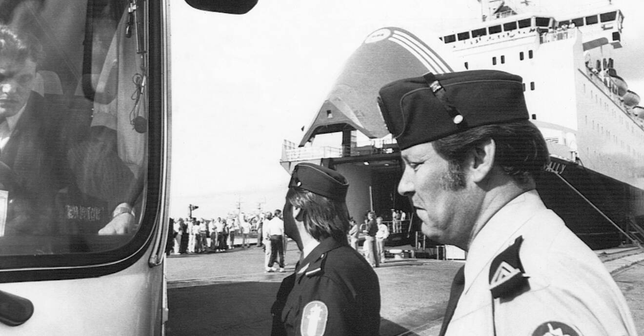 Polis tar emot i hamnen efter mordet på Viking Sally 1987.