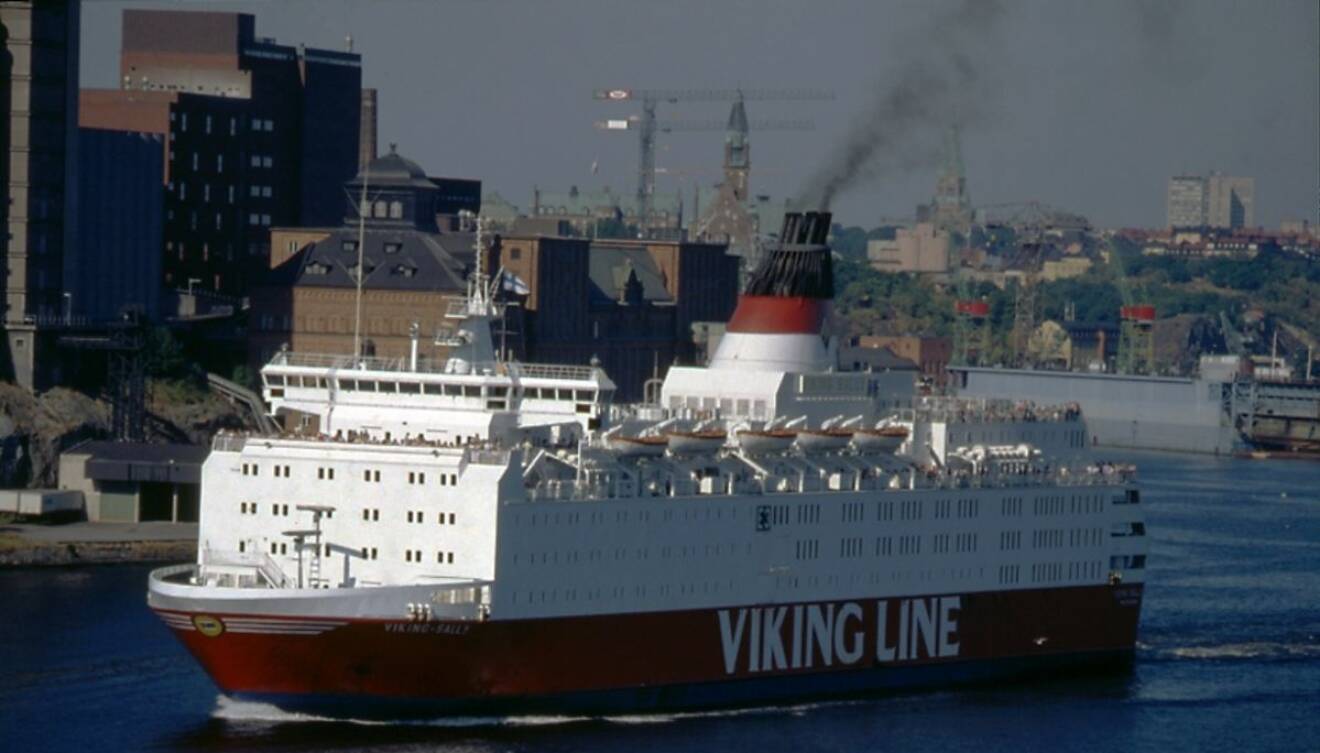 Viking Sally anlöper hamnen i Stockholm.