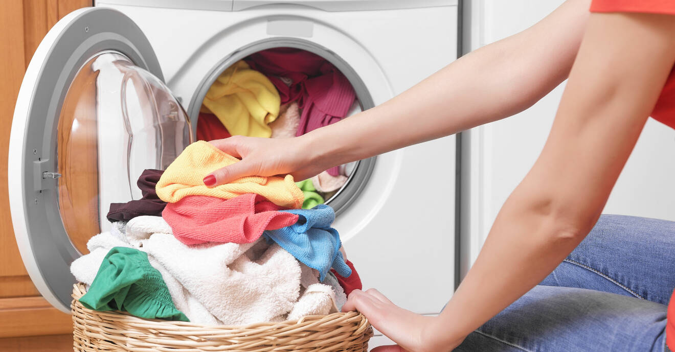 En kvinna som tvättar igen för att tvätten luktade illa.