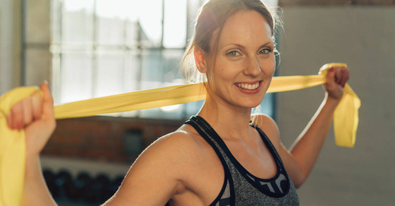 Kvinna med ett gult träningsband.