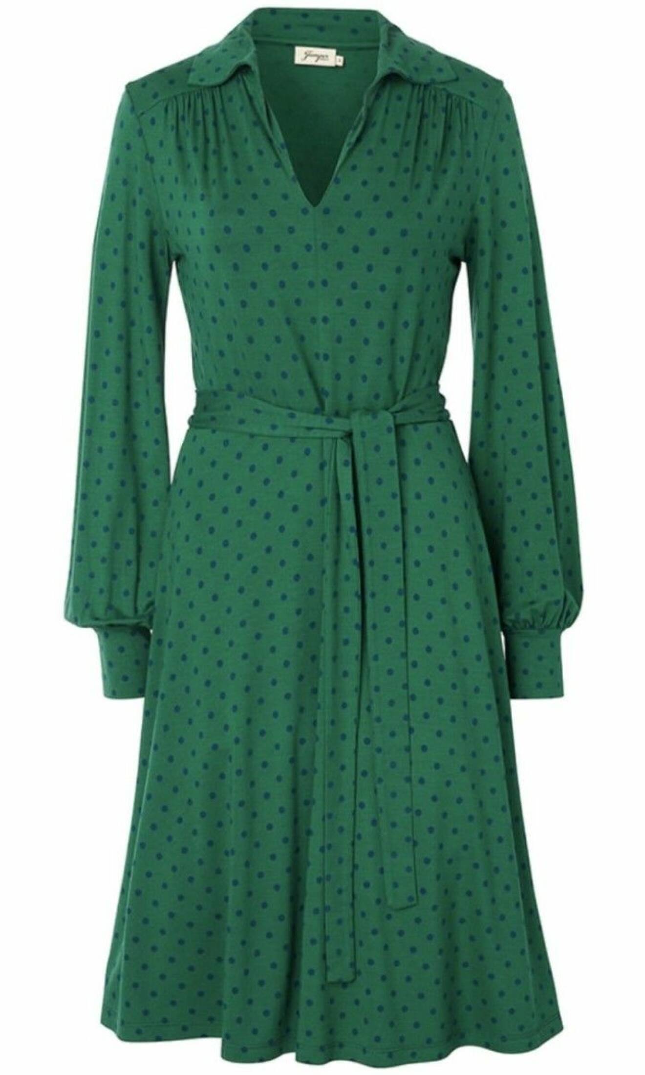 Prickig grön klänning.