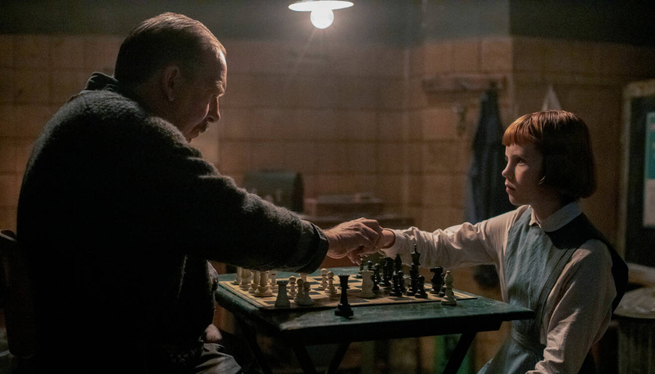 Bill Camp som Mr Shaibel och Isla Johnston som en ung Beth Harmon i Netflix-serien The queen's gambit.
