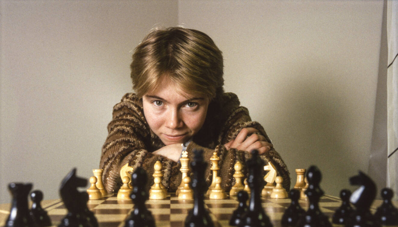 Pia Cramling framför ett schackbräde 1984.