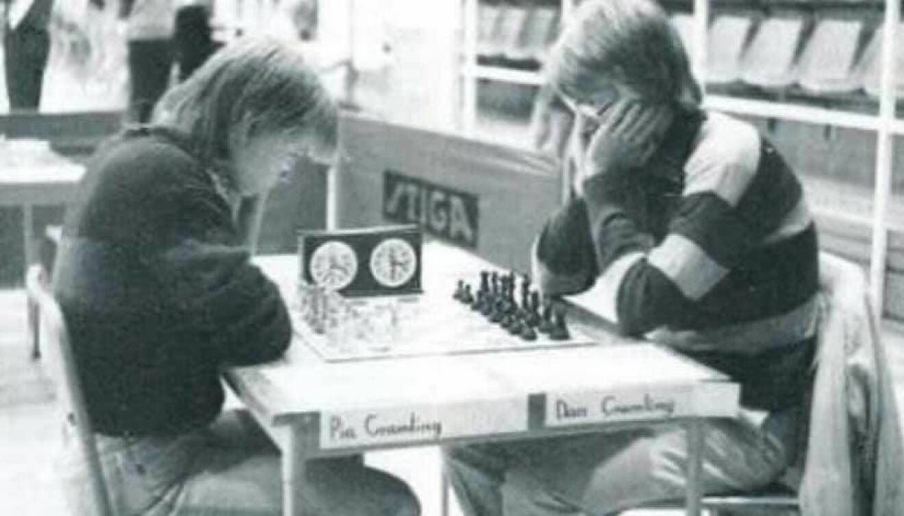 Pia Cramling spelar ett parti schack mot sin bror Dan Cramling i schack-SM i Ystad 1981.