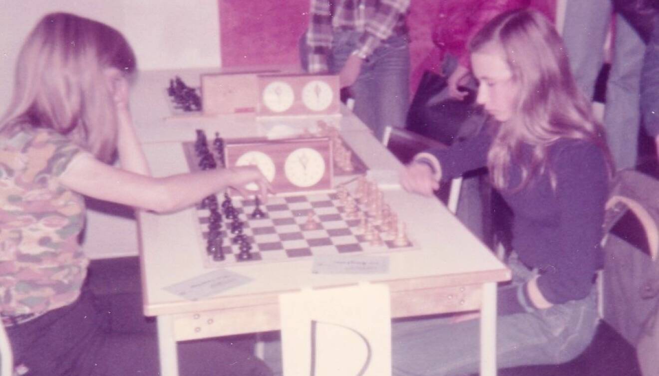 Pia Cramling spelar mot Siv Bengtsson i skol-Sm i schack i Huddinge 1976.