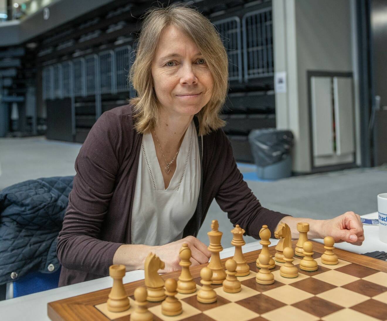 Schackproffset Pia Cramling vid ett uppställt schackbräde.