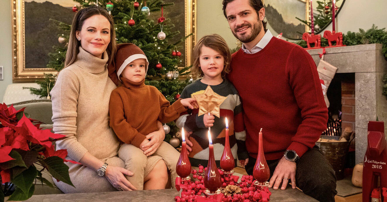 Pris Carl Philip med familj hemma i soffan med julgran.