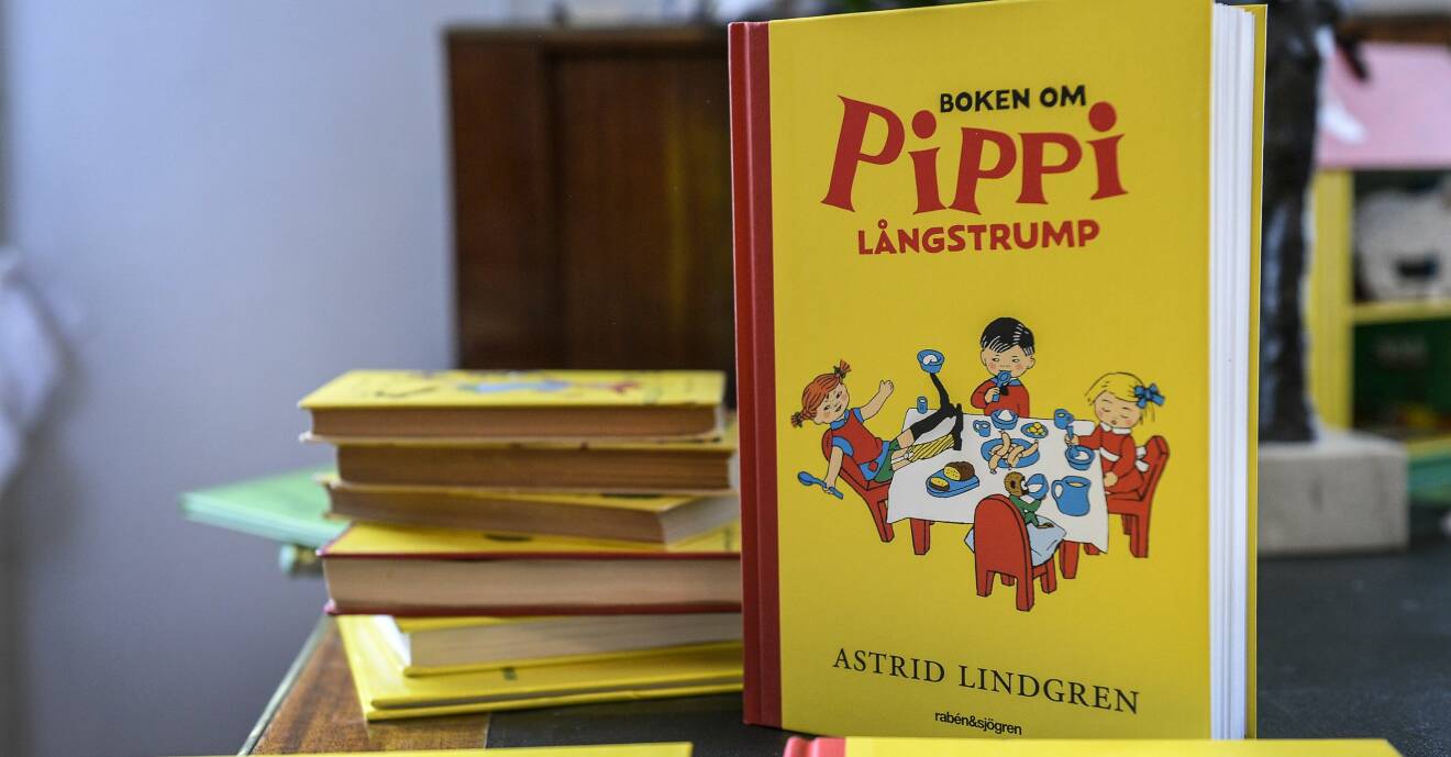 Gamla Pippi Långstrump-böcker på ett bord.