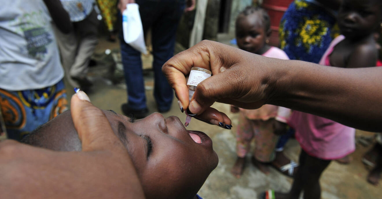 Ett barn vaccineras mot polio.