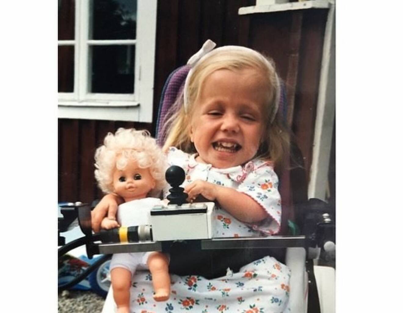 Louise Vidlund i elrullstol som liten flicka, hon föddes med svår benskörhet.