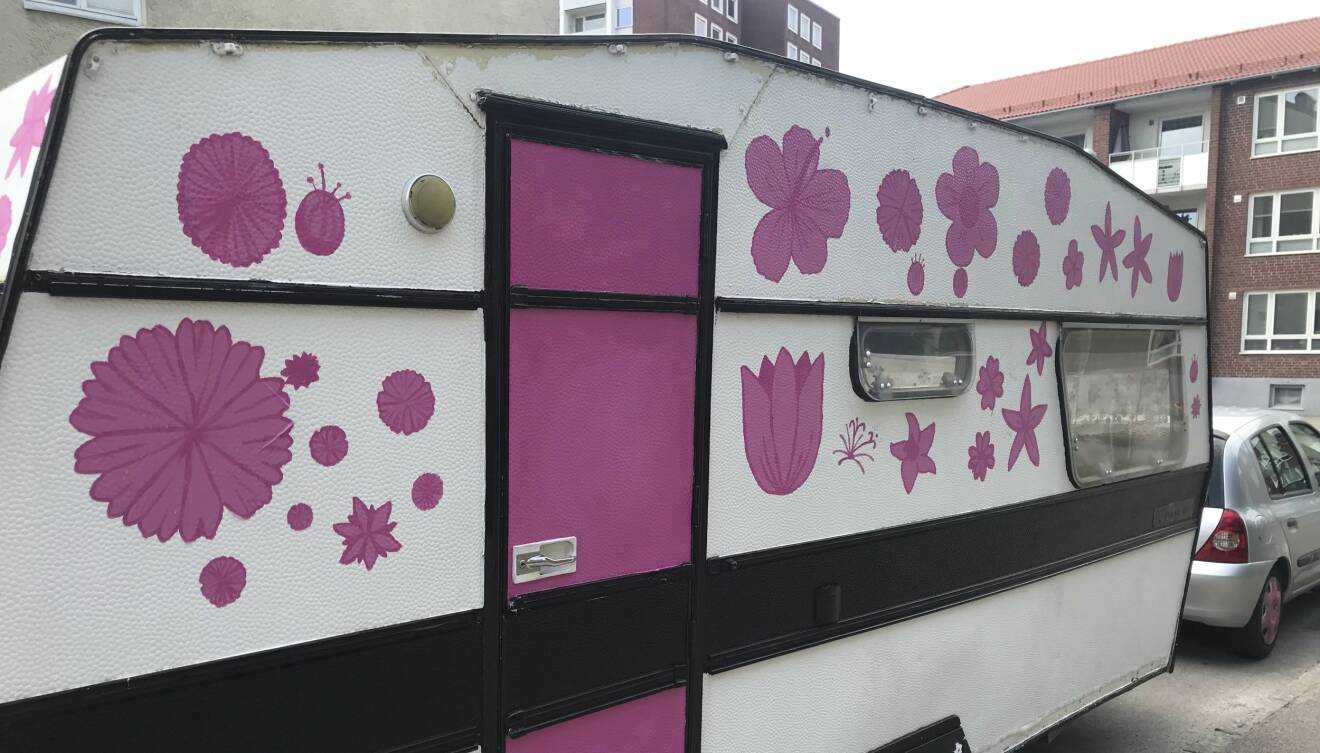 En rosa, blommig husvagn som Louise Tanten Johqvist älskar att åka runt i.