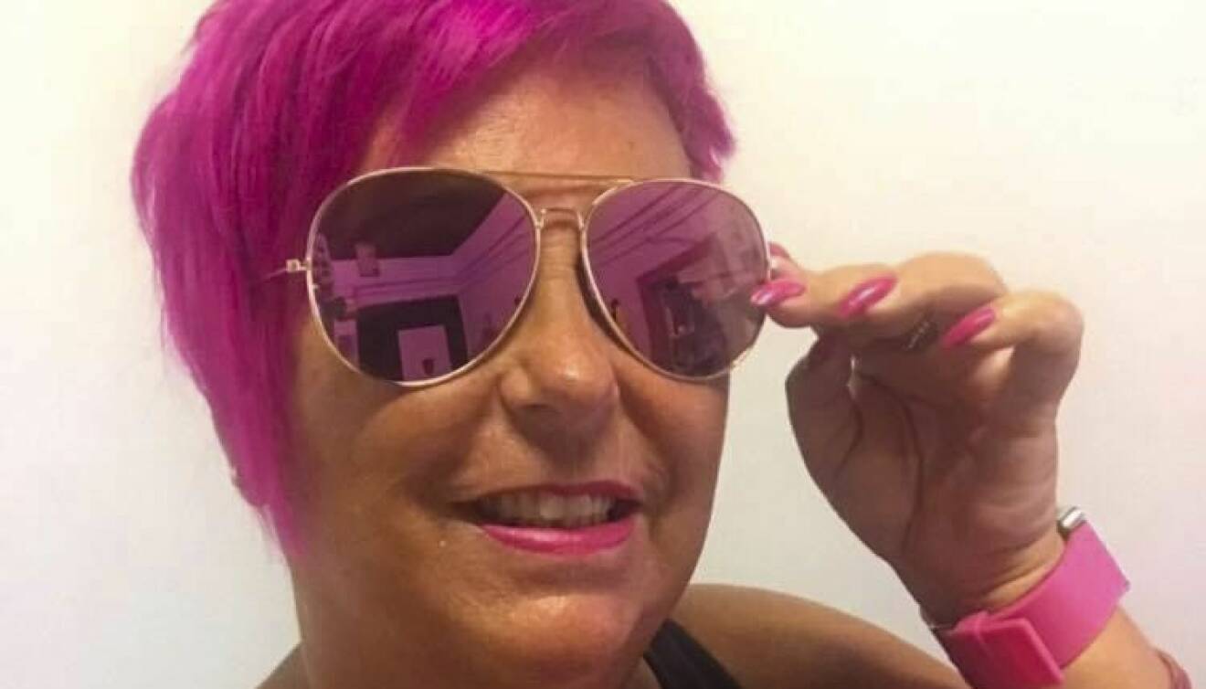 Louise Johqvist med rosa hår och solglasögon.