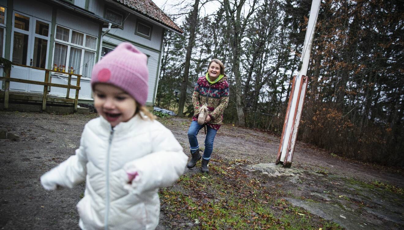 Mormor Åsa busar utomhus med barnbarnet Bianca – ett sätt att umgås coronasäkert och inte riskera ökad smittpridning