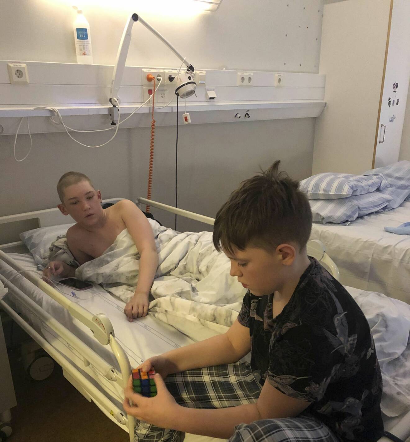 Hampus Nilsson med lillebror Theo på sjukhuset där Hampus behandlades för akut lymfatisk leukemi.
