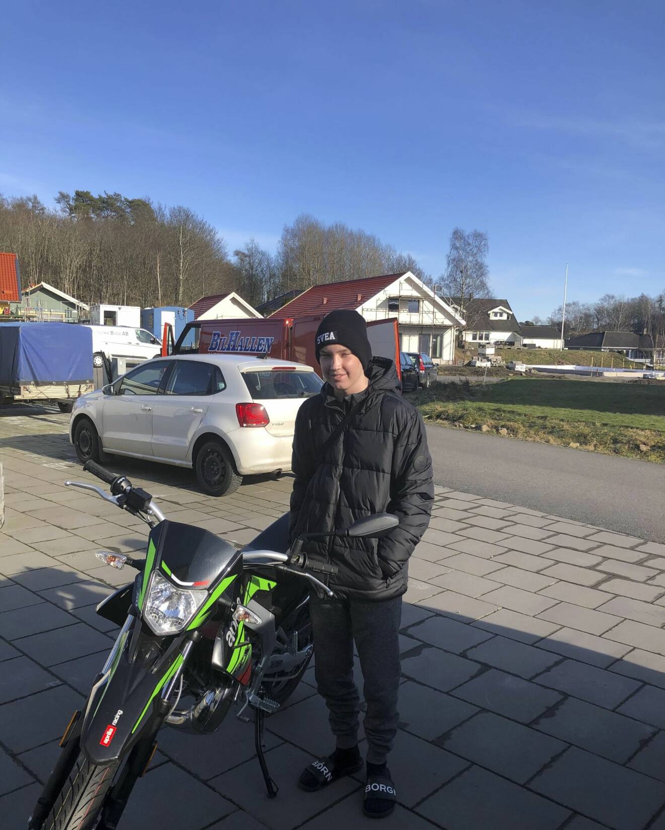 Hampus Nilsson som drabbades av akut lymfatisk leukemi på bild med sin moped.