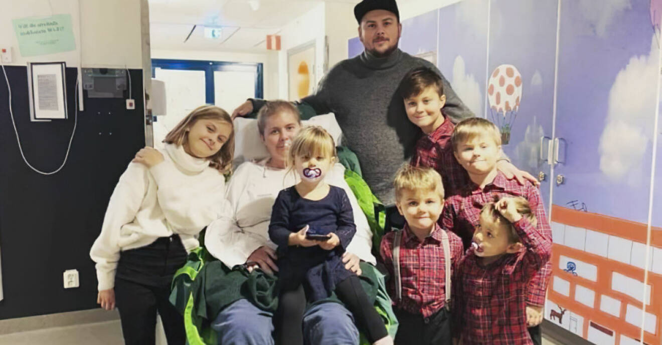 Familjen Schols på sjukhuset efter att Emma – som blir ”årets livräddare” på Svenska hjältar-galan – vaknat från den långa tiden som sövd.