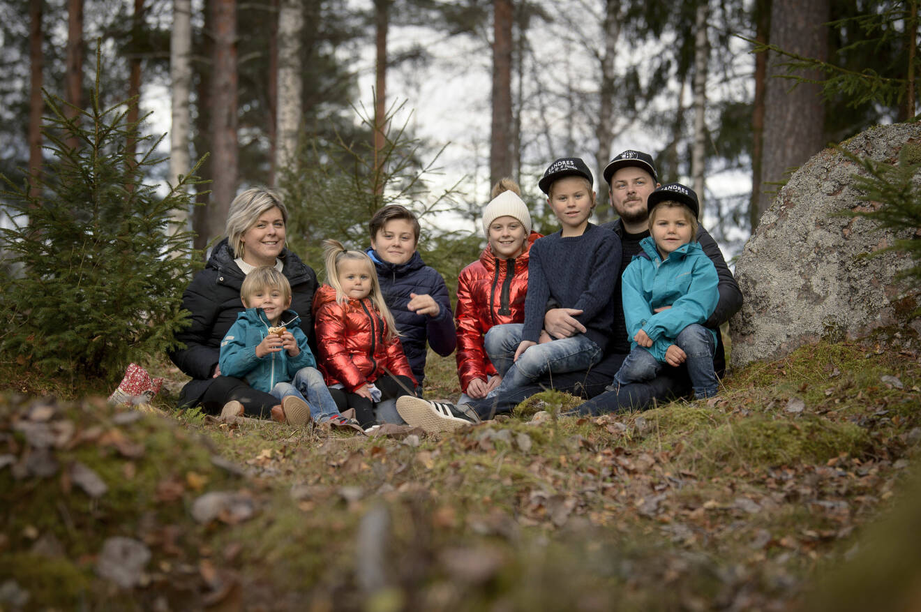 Familjen Schols sitter i skogen innan branden i deras hus förändrade livet.