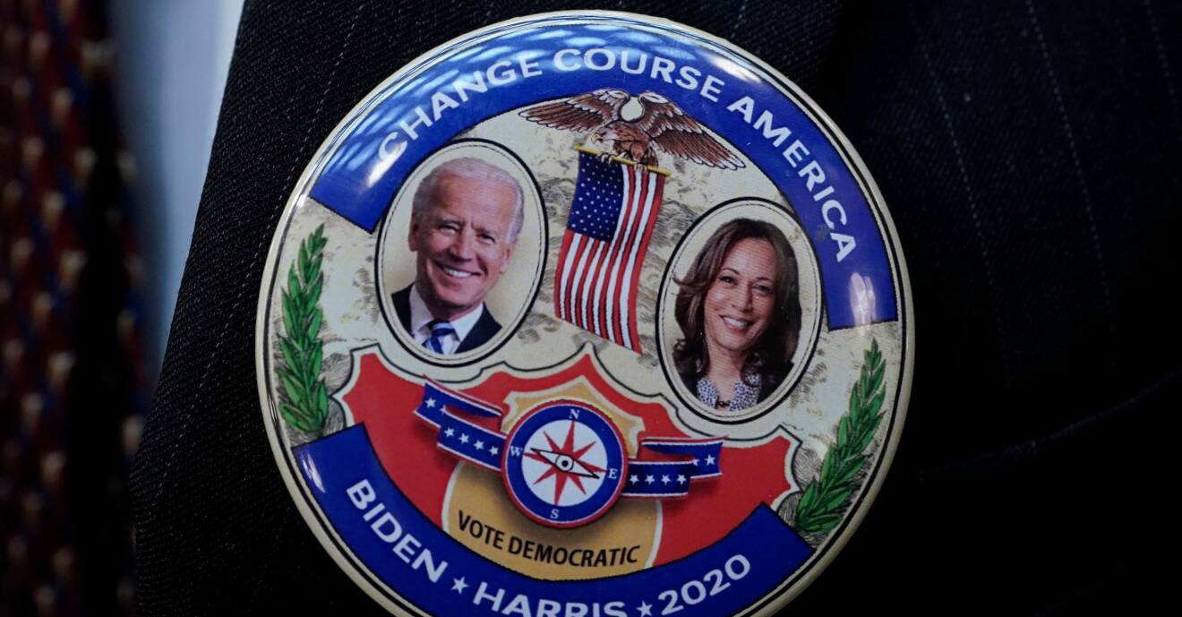 En pin med Joe Biden och Kamala Harris sitter på kavajen hos en anhängare i samband med det amerikanska presidentvalet.