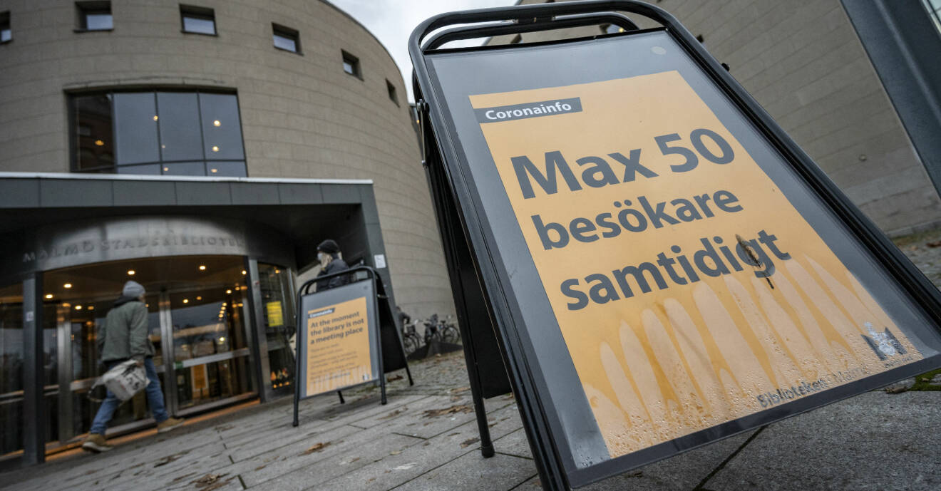 En skylt utanför Malmö stadsbibliotek informerar om att max 50 besökare får vistas på biblioteket samtidigt.