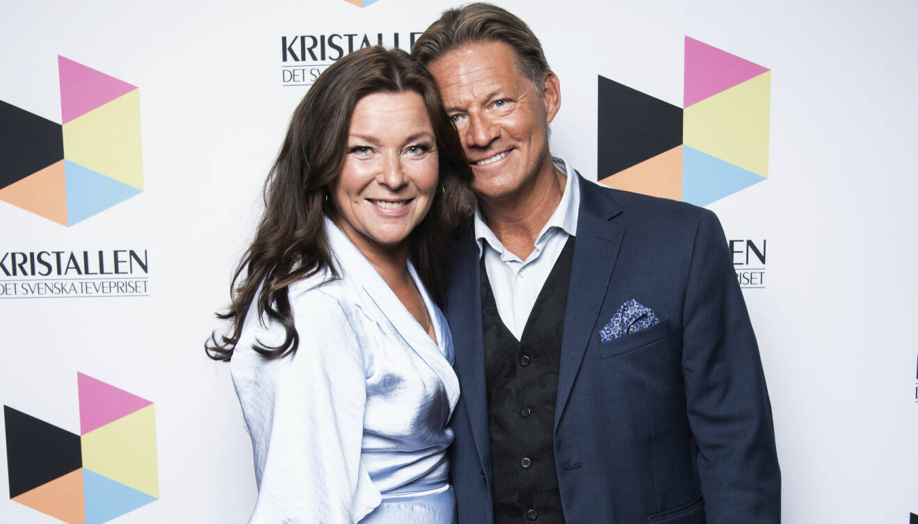 Lotta Engberg och soldoktorn Mikael Sandström syntes för första gången offentligt tillsammans på Kristallengalan 2020.