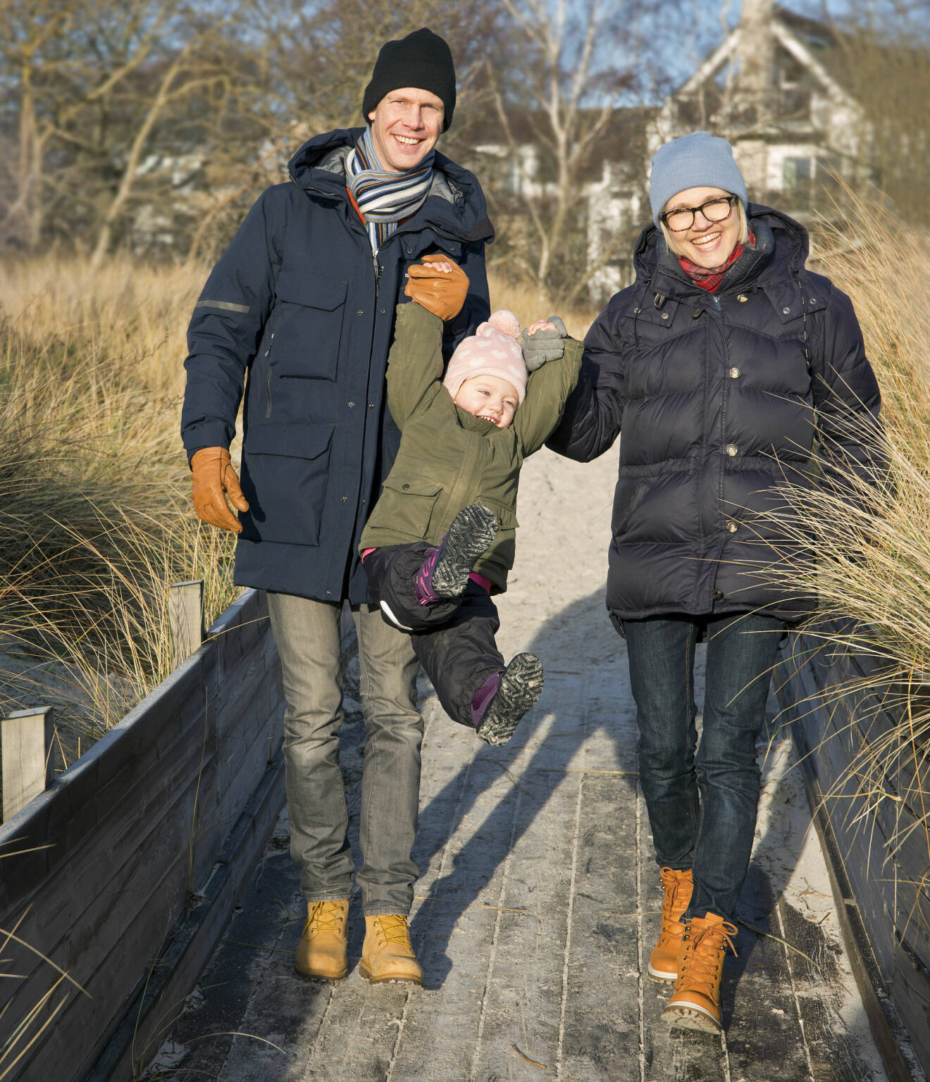 Ebba Hjertstedt och Martin Hjertstedt leker med dottern Leonore Hjertstedt vid stranden i Falsterbo.