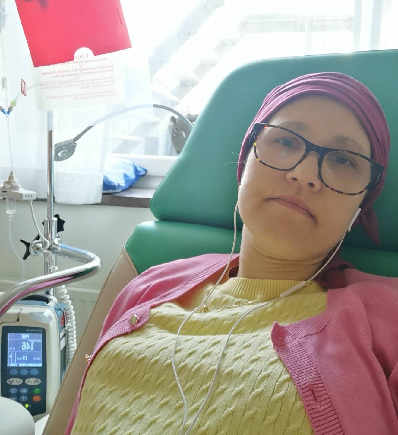 Ebba Hjertstedt får cellgiftsbehandling på sjukhuset i Lund.