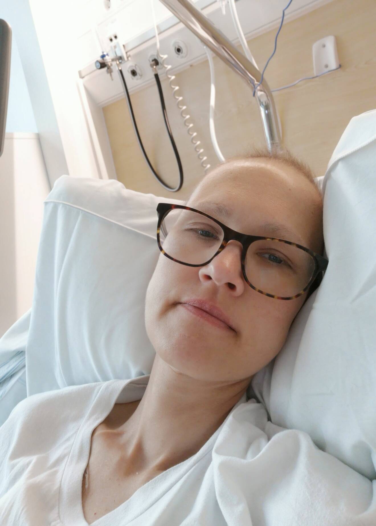 Ebba Hjertstedt i en sjukhussäng på Karolinska i Stockholm, två dagar efter hennes canceroperation.