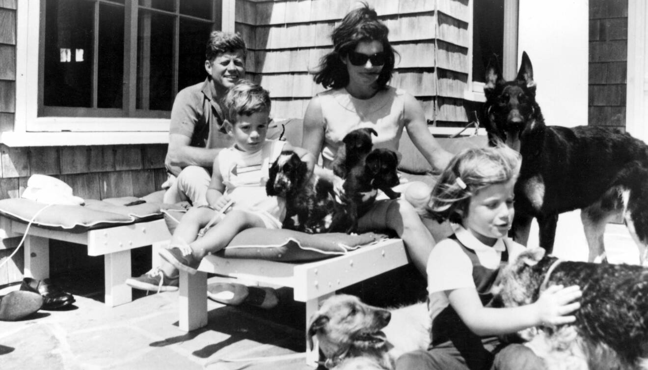 John F Kennedy och hans familj med hundar