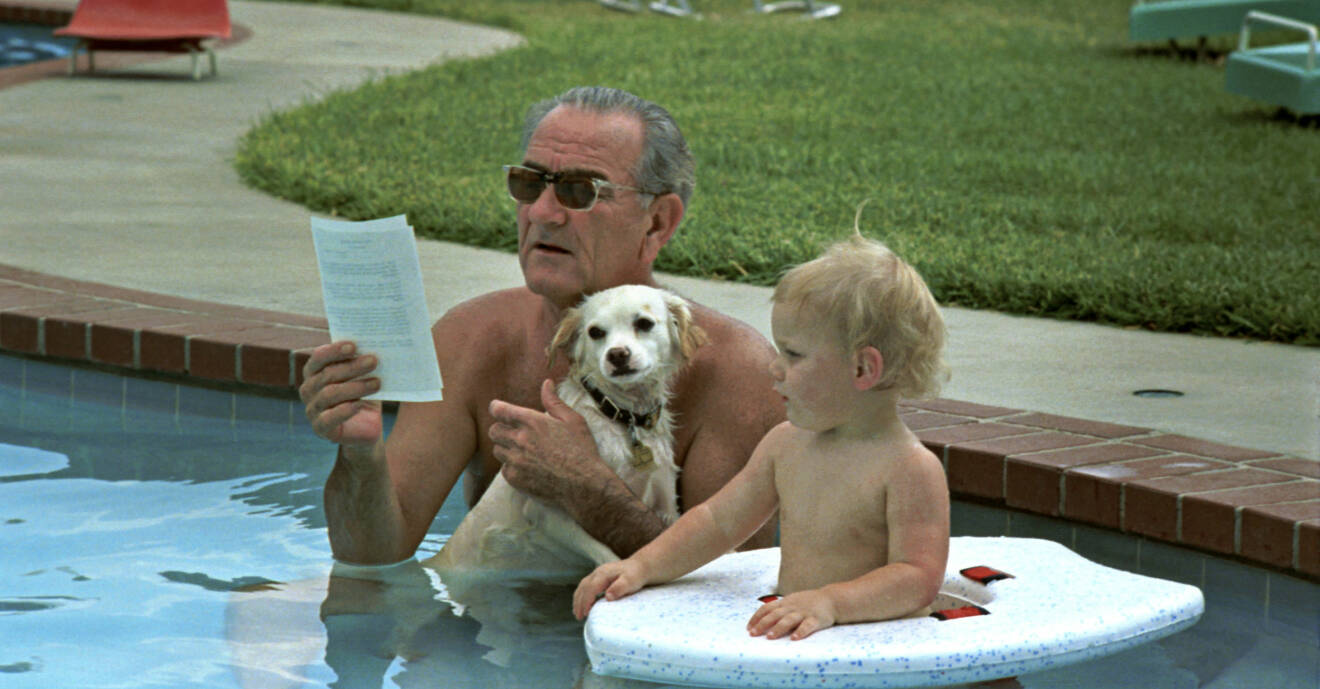 Lyndon B. Johnson med hunden Yuki och barnbarnet Patrick Lyndon Nugent.