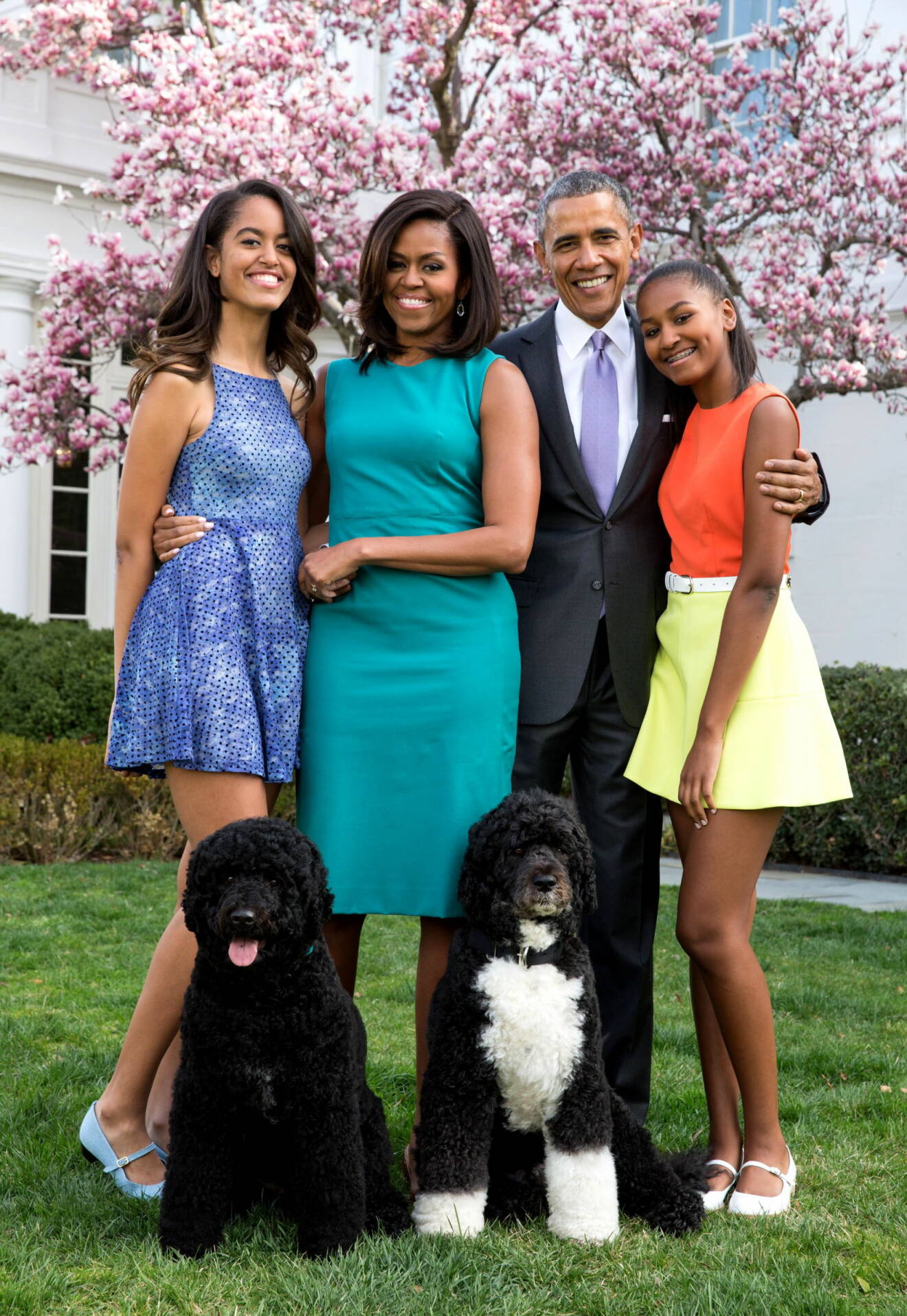 Barack Obama med hustrun Michelle, döttrarna Malia och Sasha tillsammans med Bo och Sunny.