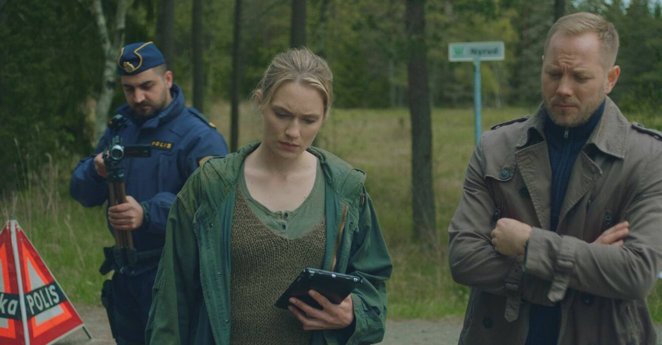 Disa Östrand som polisen Johanna och Daniel Adolfsson som polisen Christian står vid en brottsplats i säsong två av Lyckoviken.