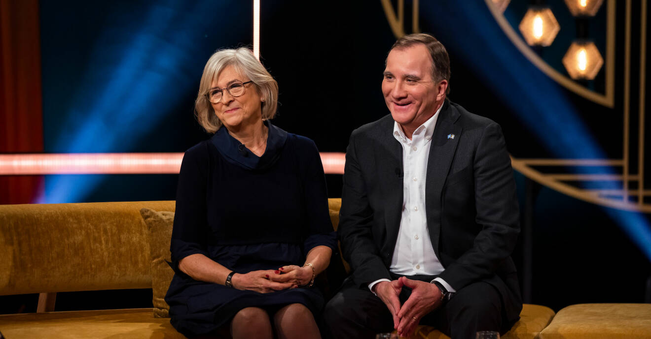 Ulla och Stefan Löfven sitter i SVT:s soffa och blir intervjuade av Carina Bergfeldt.