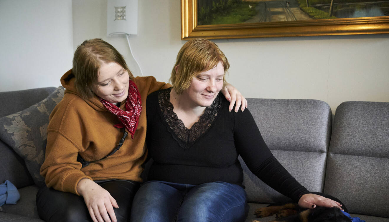 Silke och Christina Vesterager Jespersen som båda lever med skyddad identitet på grund av hoten efter systerns död.