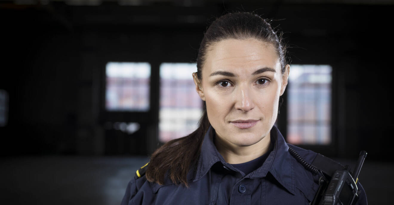 Sandra Stojiljkovic som polisen Dani i Tunna blå linjen.