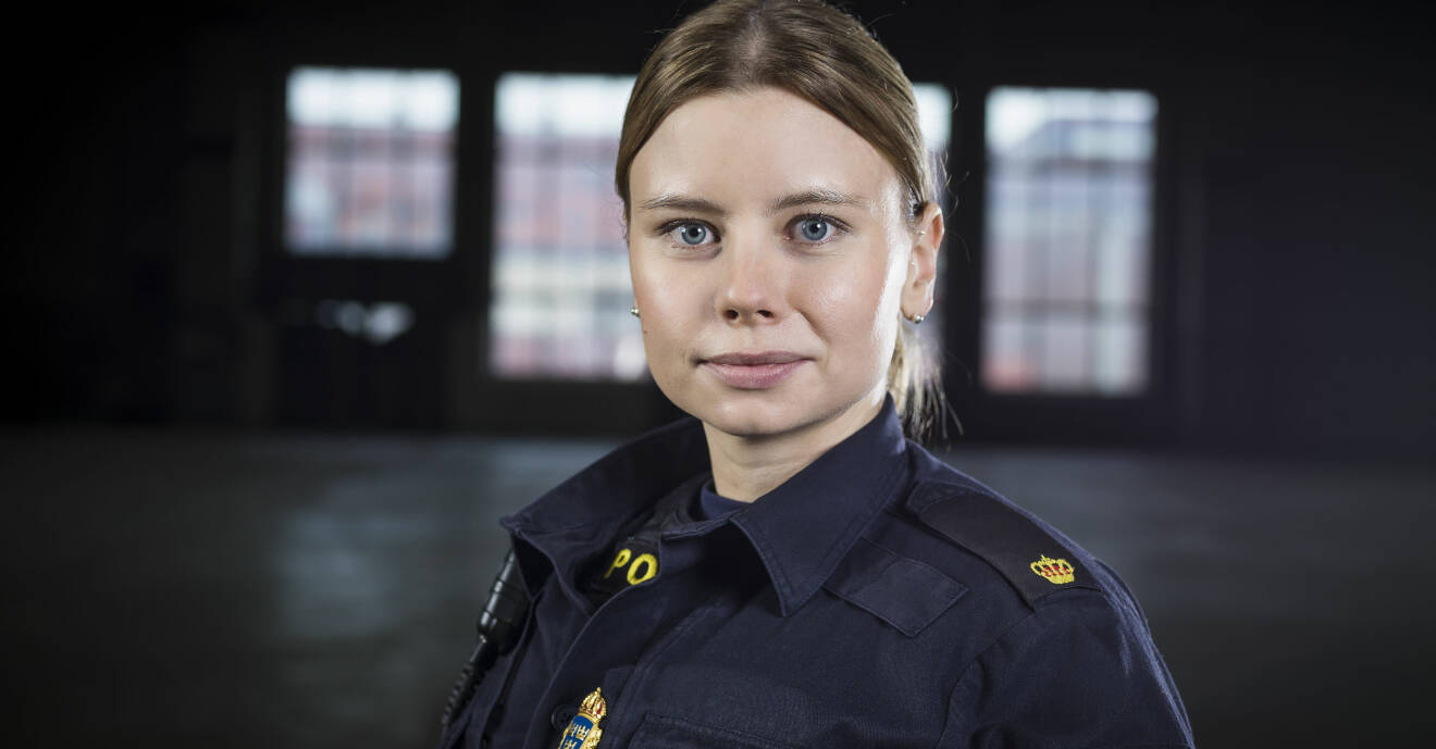 Amanda Jansson som polisen Sara i Tunna blå linjen.