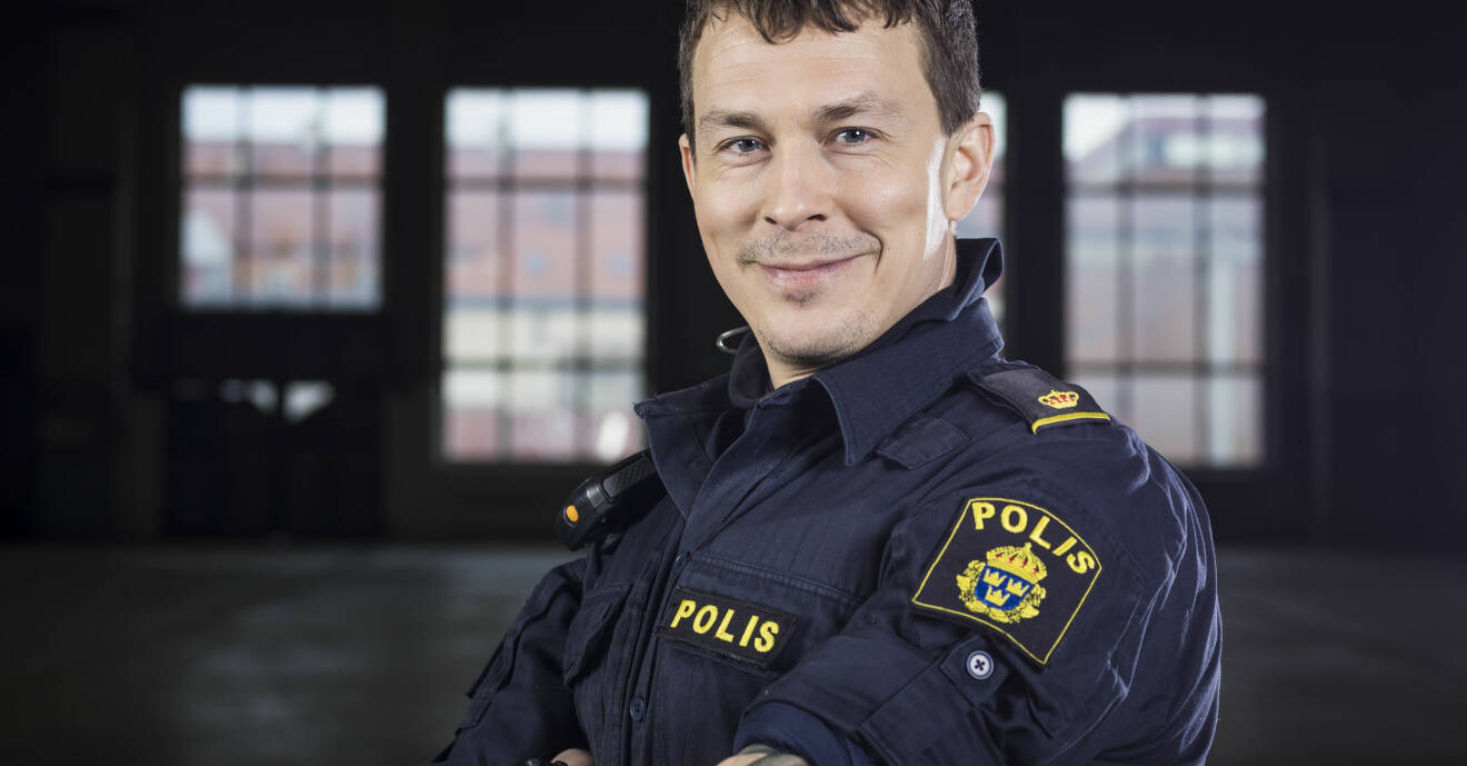 Oscar Töringe som polisen Magnus i Tunna blå linjen.