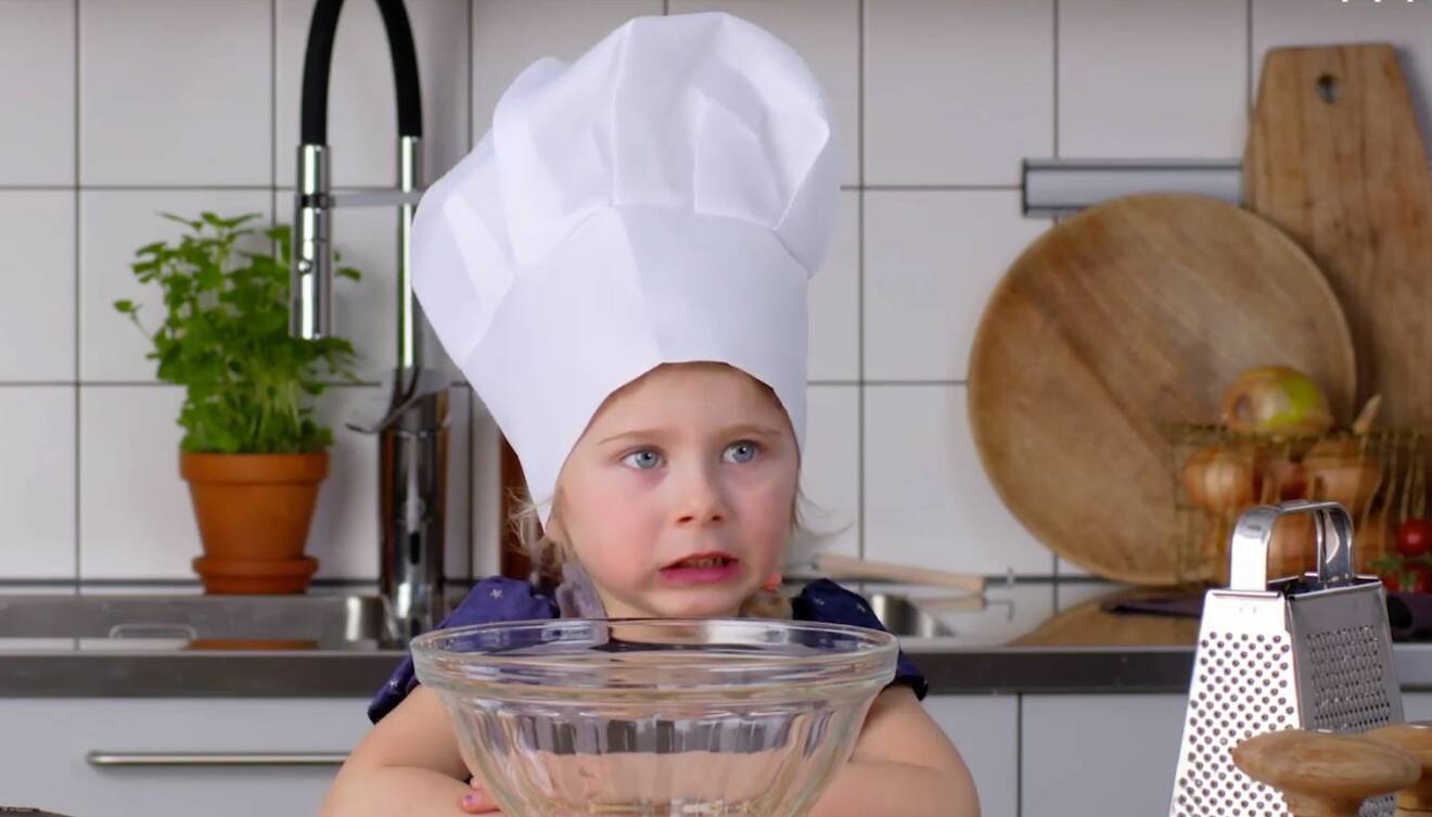 Cleo, 4 år från Hägersten, lagar vegetarisk lasange i allas.se serie Barn lagar mat som vunnit pris för sin kreativa kampanj.