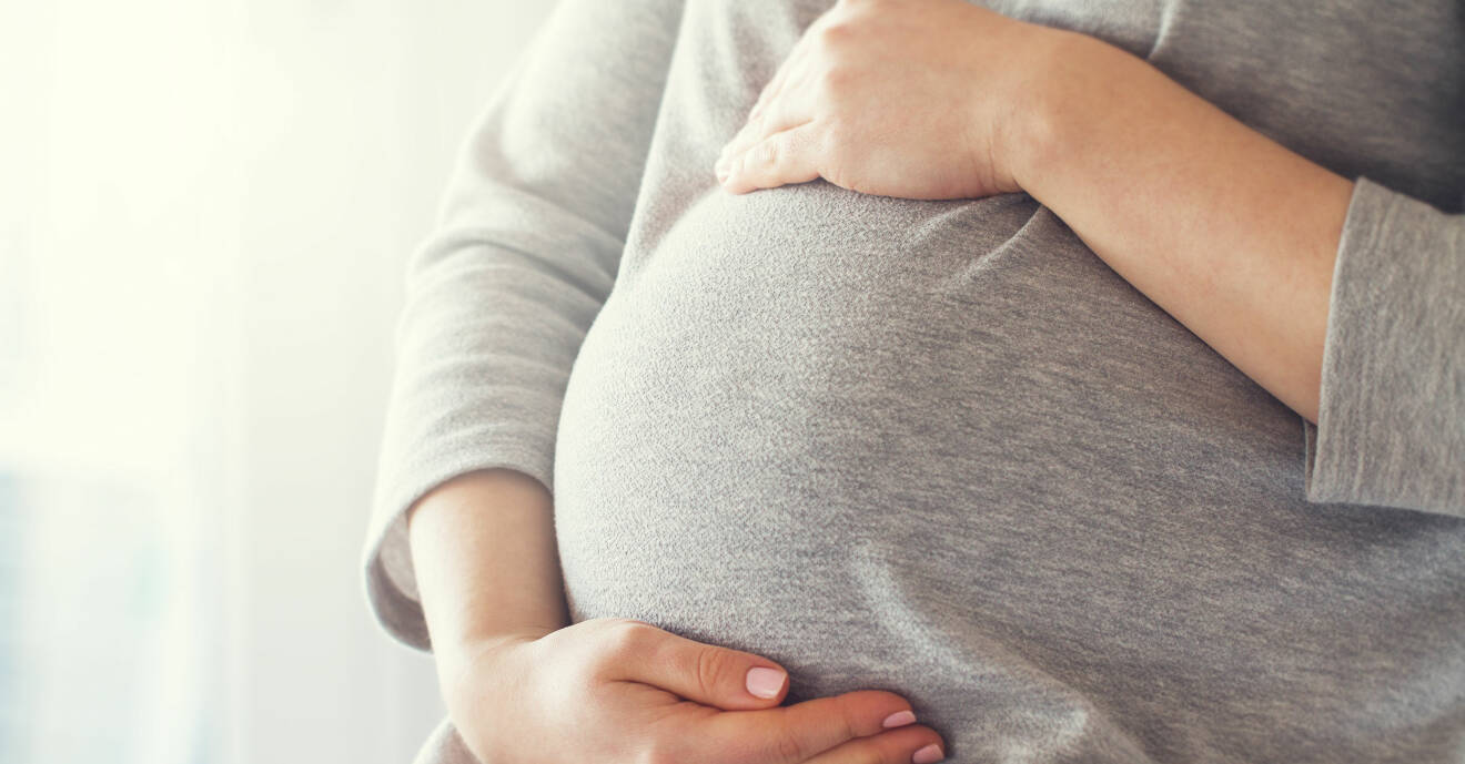 Gravid kvinna funderar på covid-vaccinering