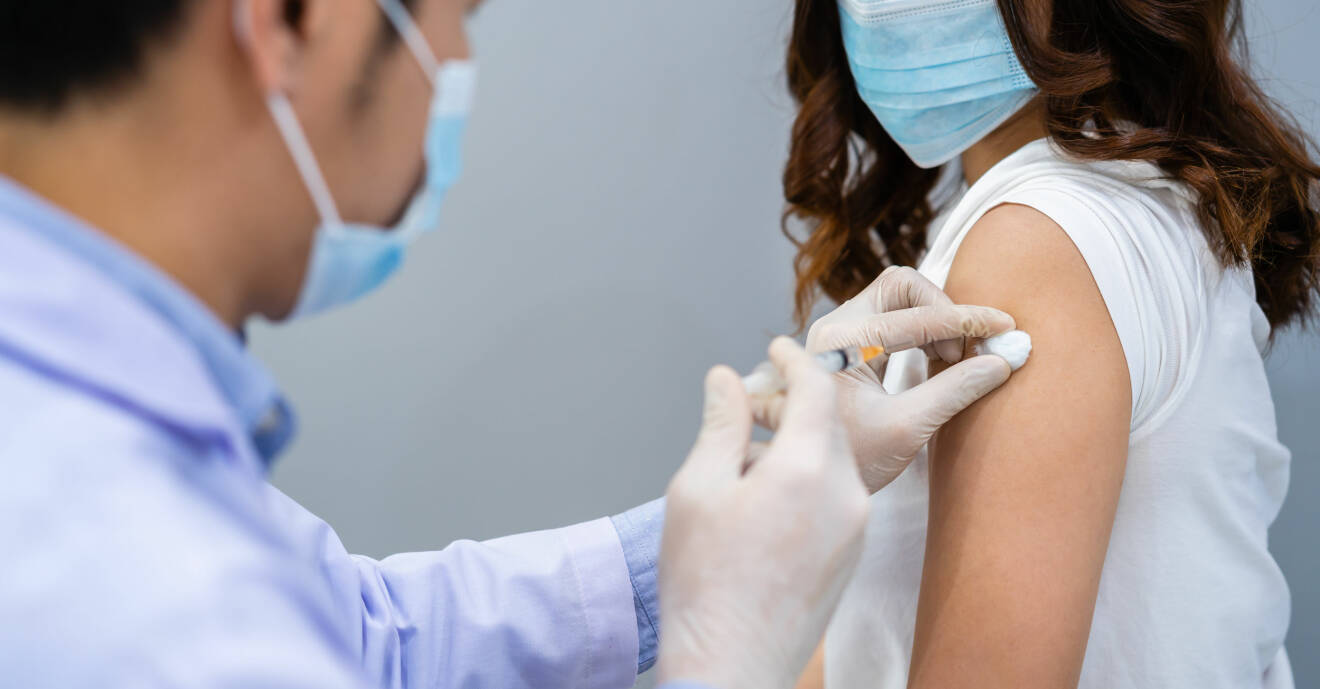 Kvinna vaccineras mot covid-19
