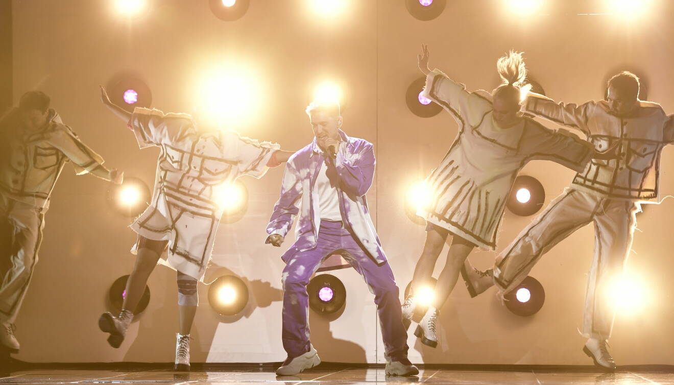 Danny Saucedo med dansare på scenen i Melodifestivalen 2021.