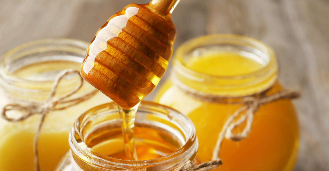 Äkta honung tillverkas genom att bin för nektar till bikupan där sedan honungen bildas. I livsmedelsbutikerna säljs honung som tagits fram artificiellt utan bin.