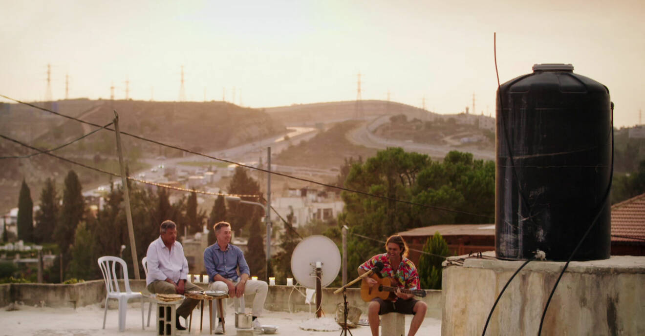 Zafer Taylor spelar musik och Tareq Taylor och Seif Daoudi lyssnar i bakgrunden.