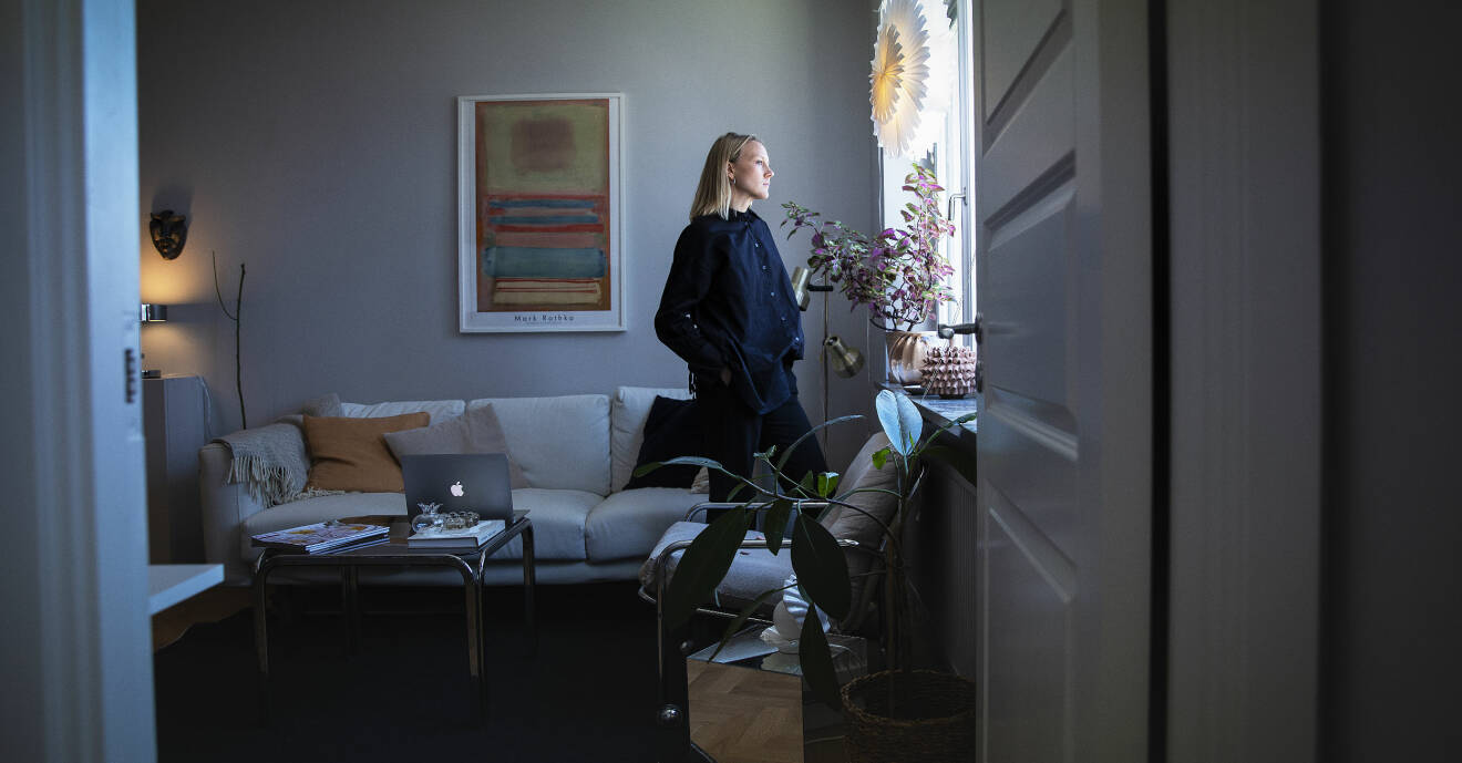 Vera Ebbesson Dehlin jobbar med Tjejzonens ätstörningschatt från sitt vardagsrum.
