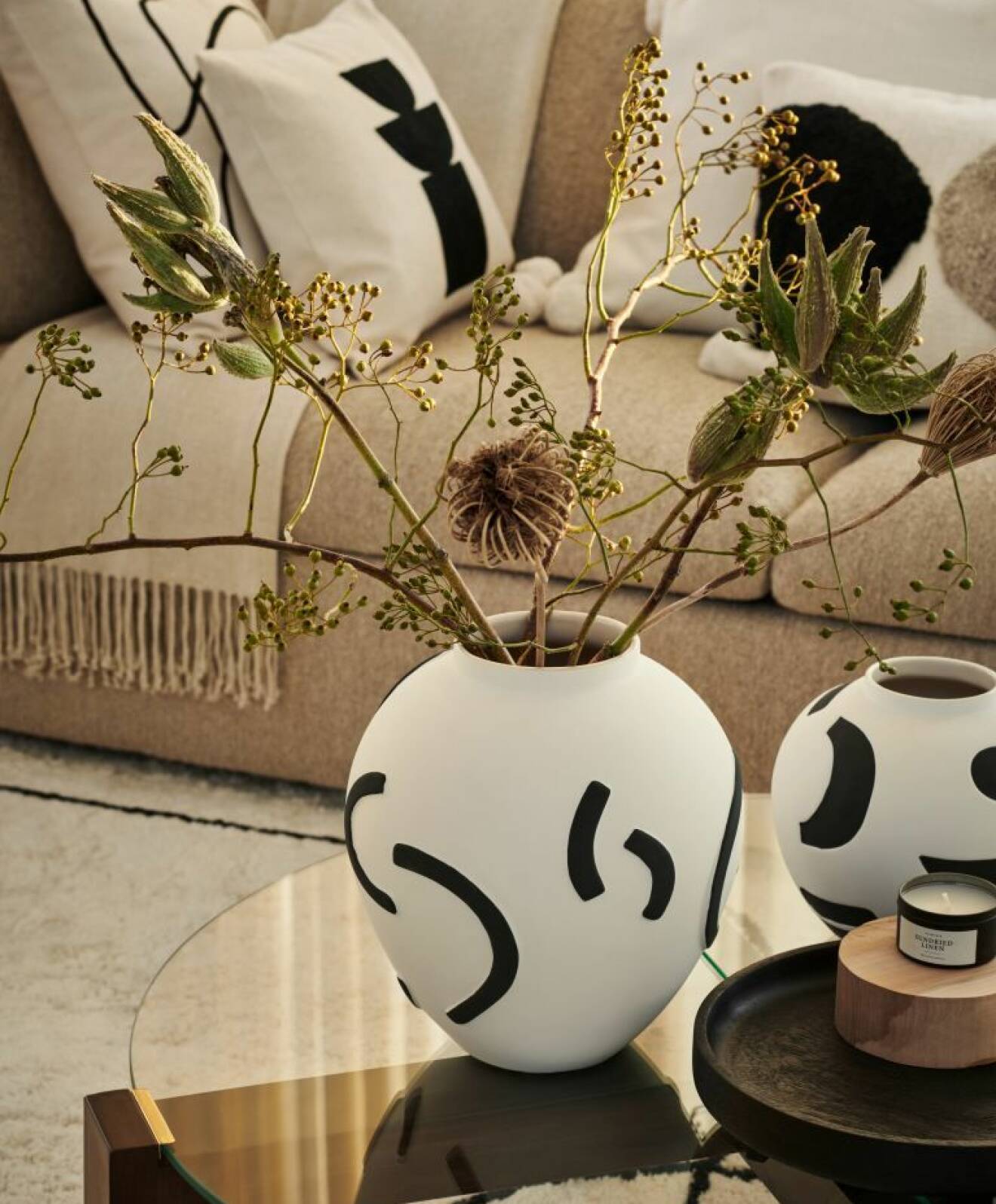 Handmålade vaser med grafiskt mönster i svart och vitt, från H&amp;M Home