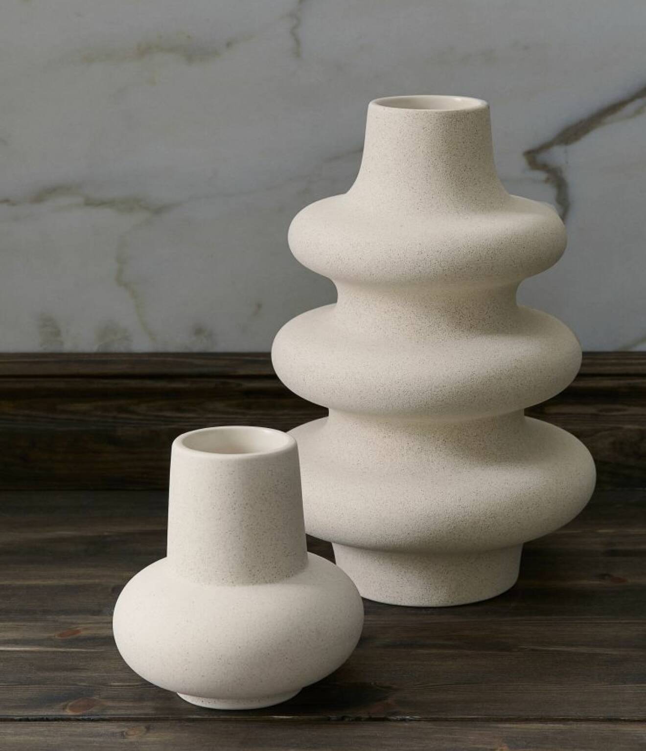 Sandfärgade vaser med rundade former, från H&amp;M Home